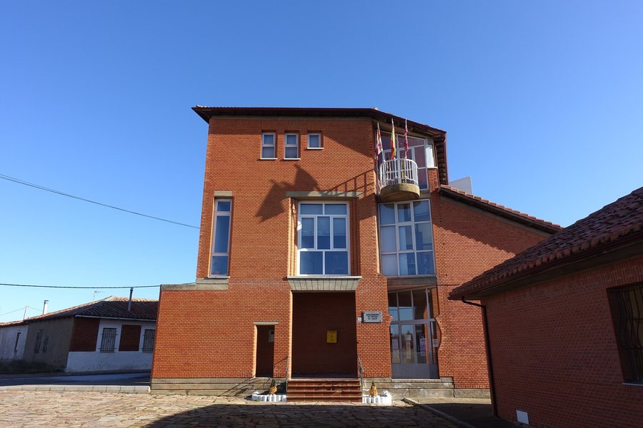 File:Ayuntamiento de Chozas de Abajo.jpg