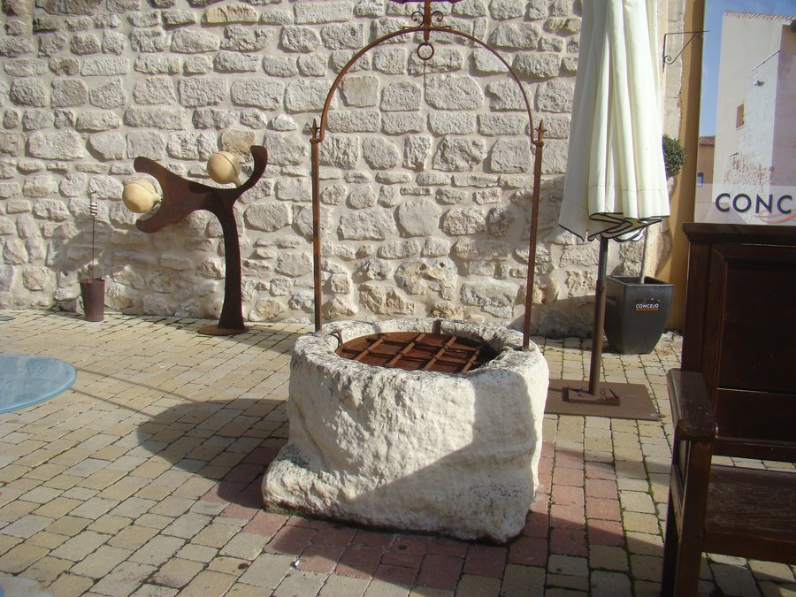 File:01 Valoria la Buena Pozo antiguo Lou.JPG