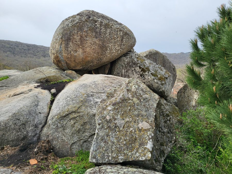 File:Bolos graníticos Sorihuela.jpg