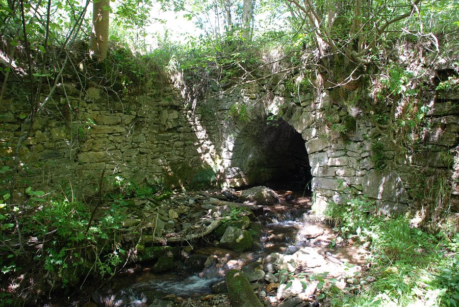 File:Puente del Monasterio de San Román de Entrepeñas, Santibáñez de la Peña, España - 20080825-01.jpg