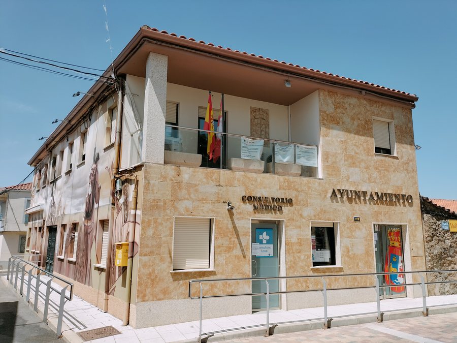 File:Castellanos de Villiquera town hall.jpg