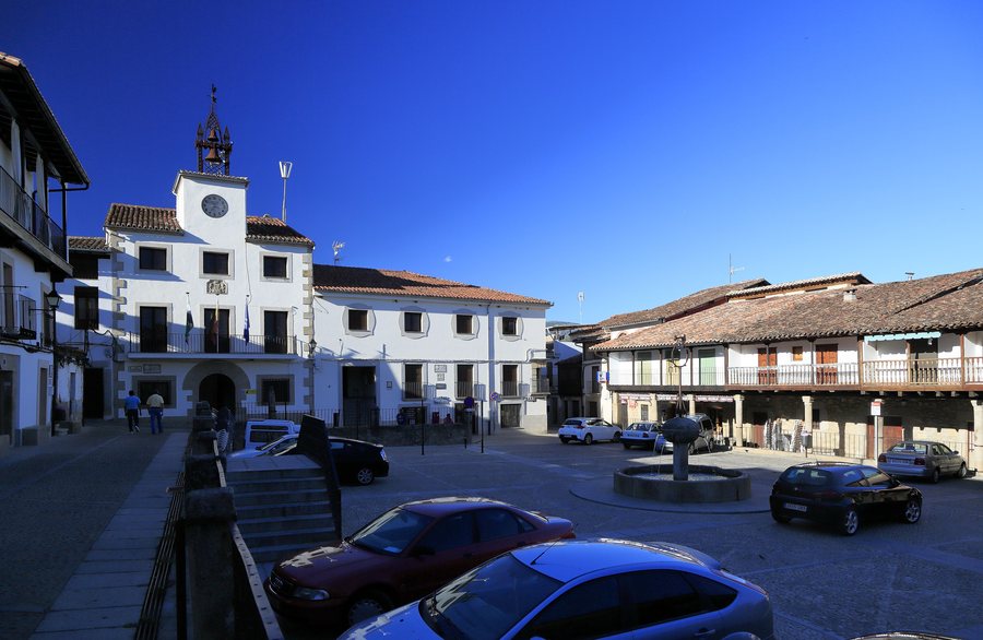 File:J28 992 Cuacos de Yuste, Plaza de España.jpg
