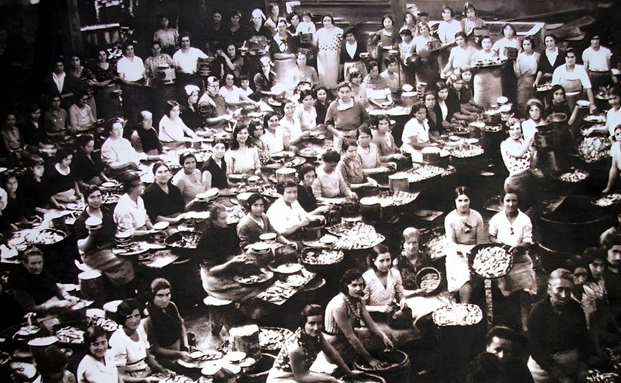 File:Mujeres trabajabando en la fabrica de Ignacio Villarias de Santona.jpg