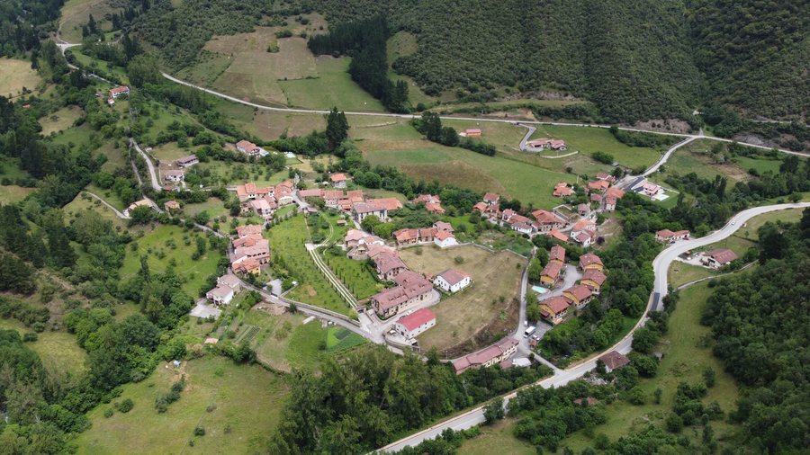 File:Turieno, Camaleño.jpg