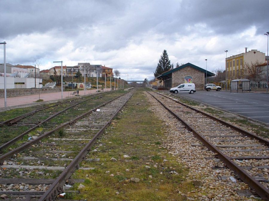 File:La Bañeza - antigua estación de tren 1.jpg