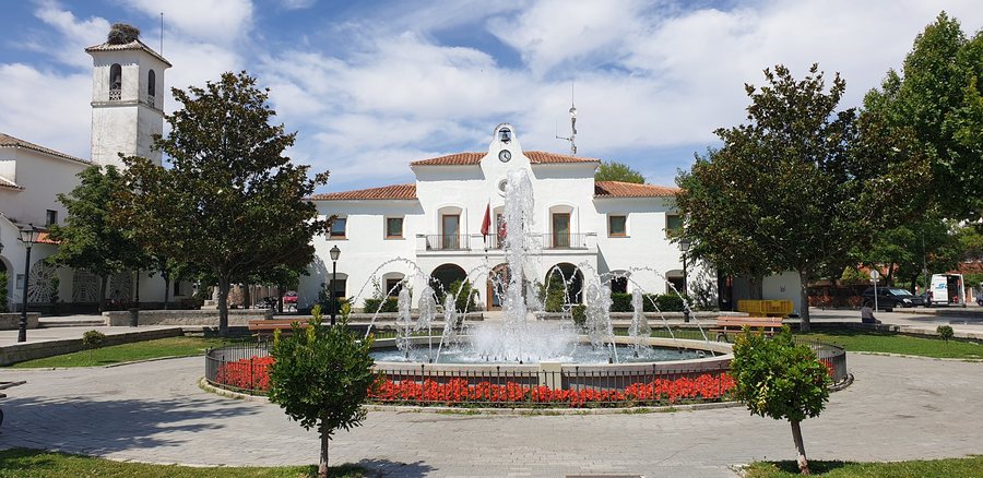 File:Plaza de España de Villanueva de la Cañada.jpg
