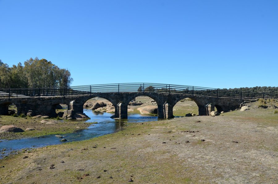 File:Puente sobre el río Salor, Torreorgaz (2).jpg