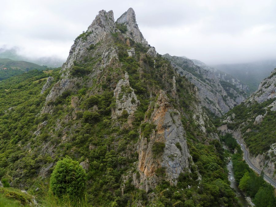 File:Desfiladero de la Hermida-Rio Deva-Cantabria-Spain.jpg
