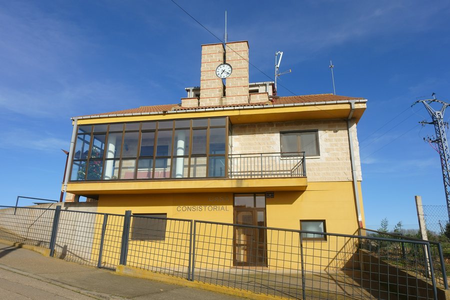 File:Ayuntamiento de Villaobispo de Otero.jpg