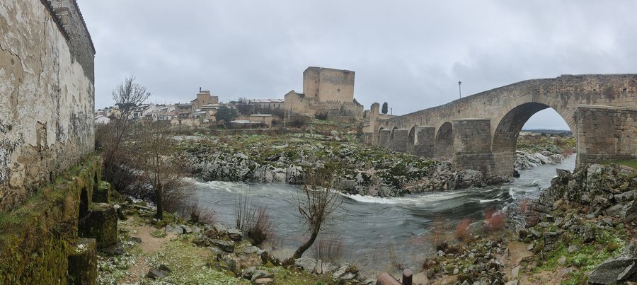 File:IMG20250316112431Castillo de los Dávila Puente Viejo Iglesia Río Tormes Puente del Congosto Castilla y León.jpg