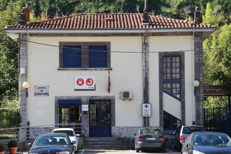 File:Estacion de Cabanaquinta (01).jpg