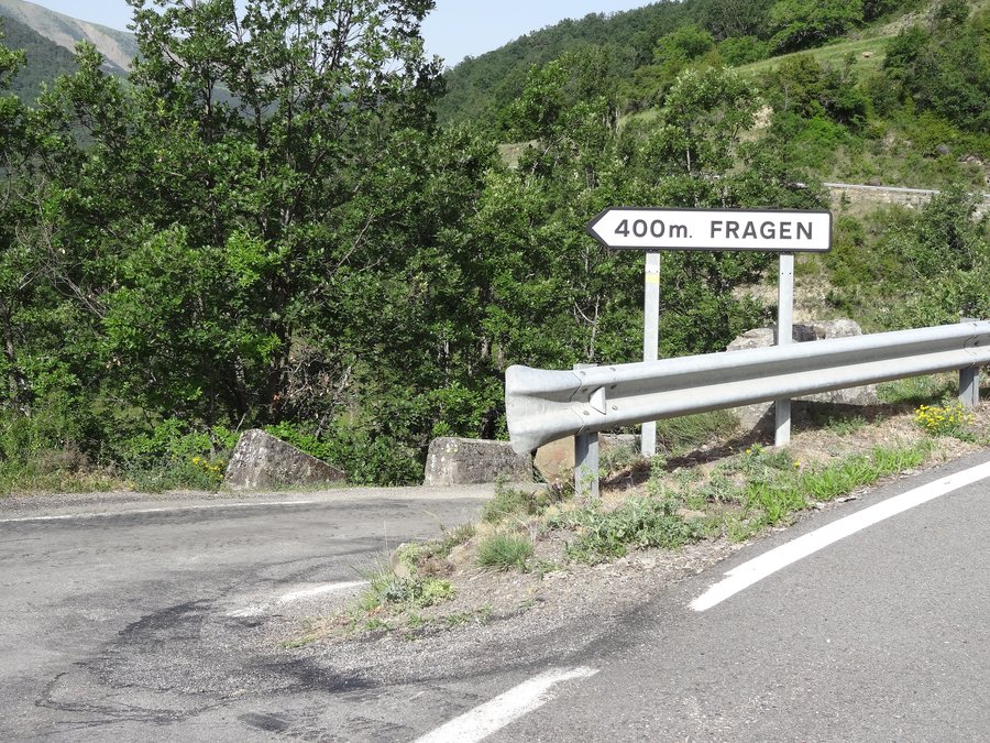 File:Fragen, Wegweiser 01.JPG