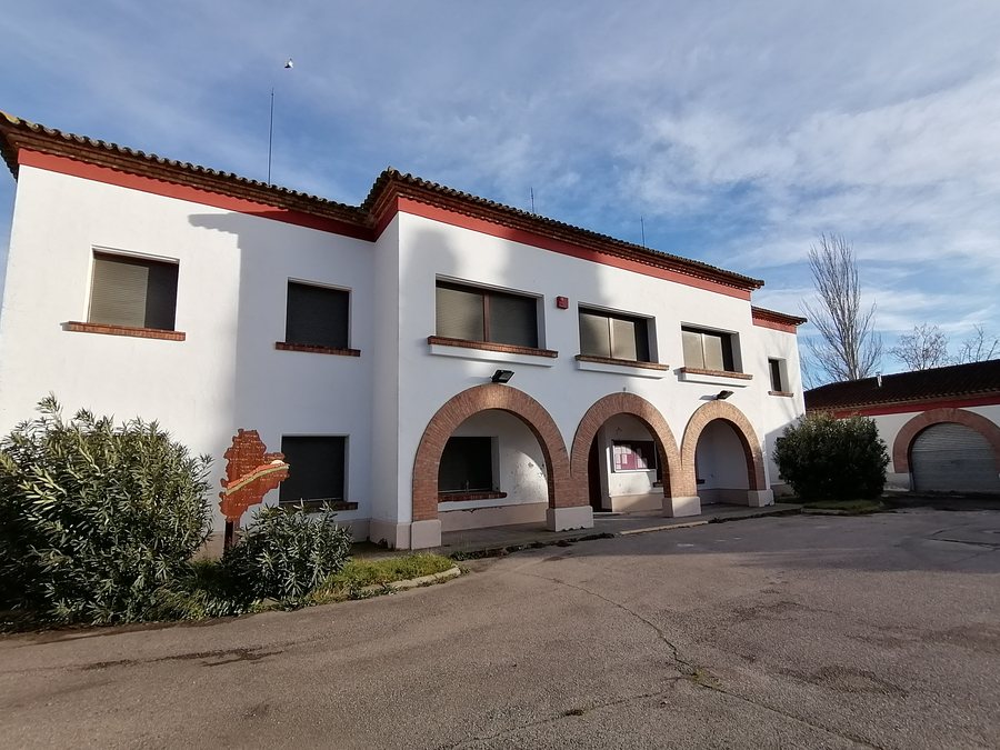 File:Estación de riegos de Binéfar.jpg