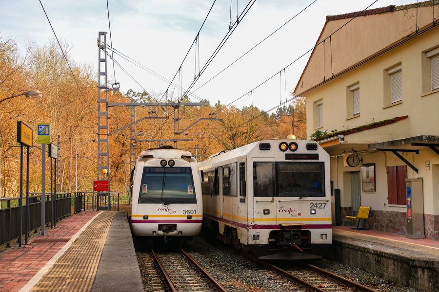 File:Cercanías en Traslaviña.jpg