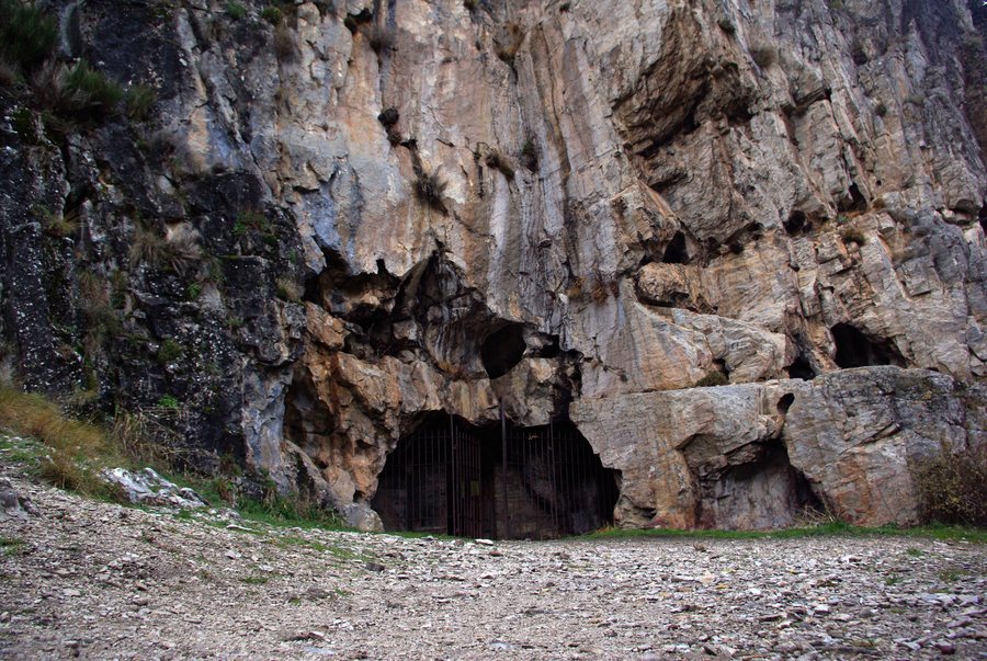 File:Peñalba de Santiago 01 cueva San Genadio by-dpc.jpg