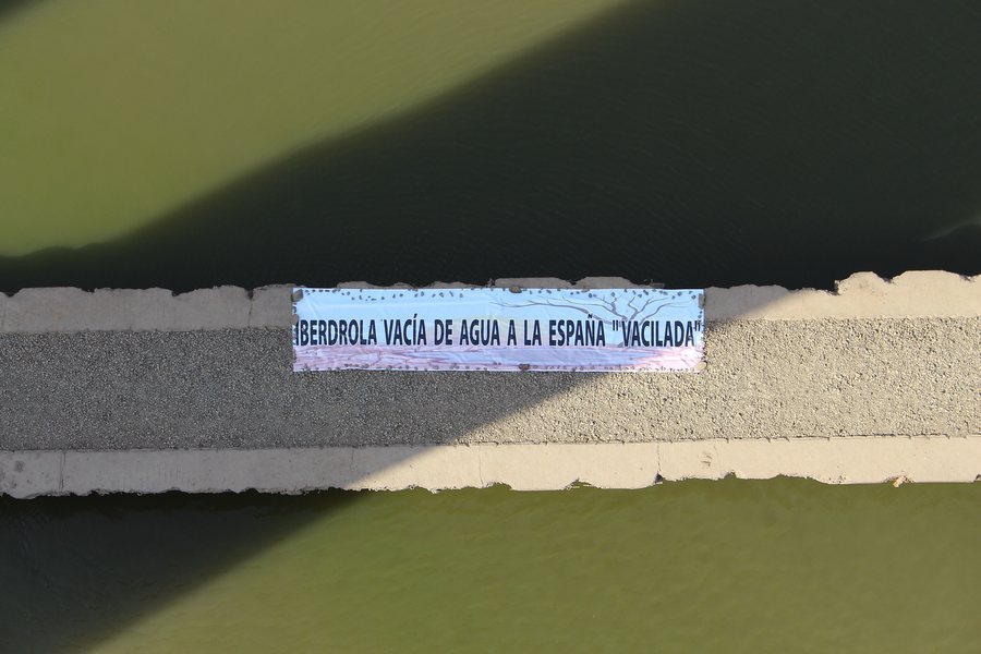 File:Pancarta contra Iberdrola con referencias a la España vaciada por vaciar el embalse de Ricobayo en Zamora.jpg
