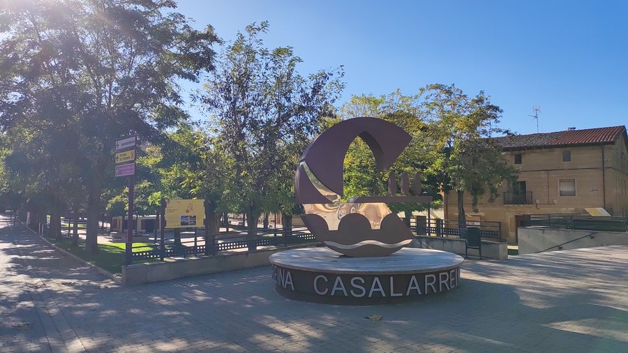 File:Plaza de la Florida Casalarreina.jpg
