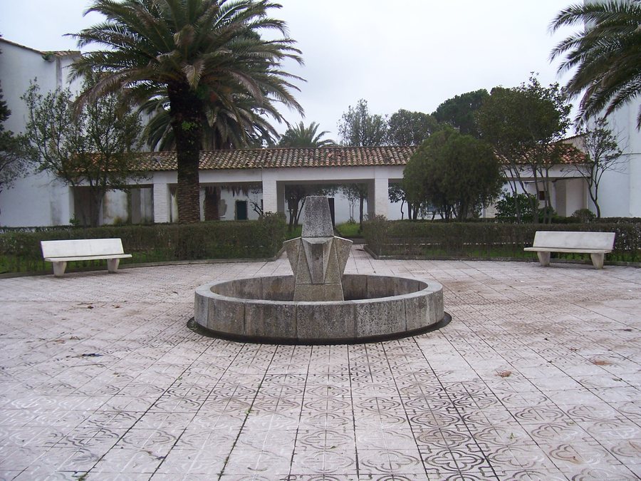 File:Valdencín Fuente 2010.jpg