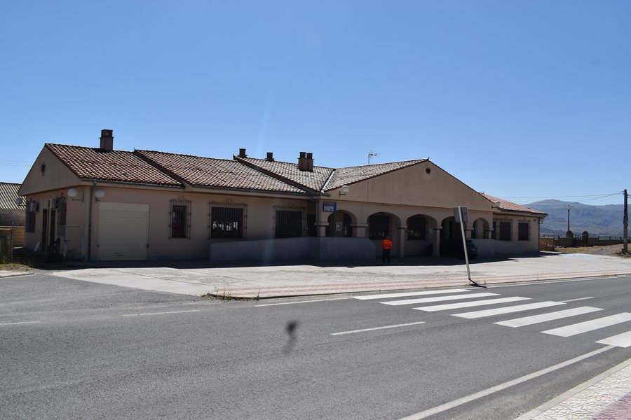 File:Centro de salud de Muñana, Ávila.jpg