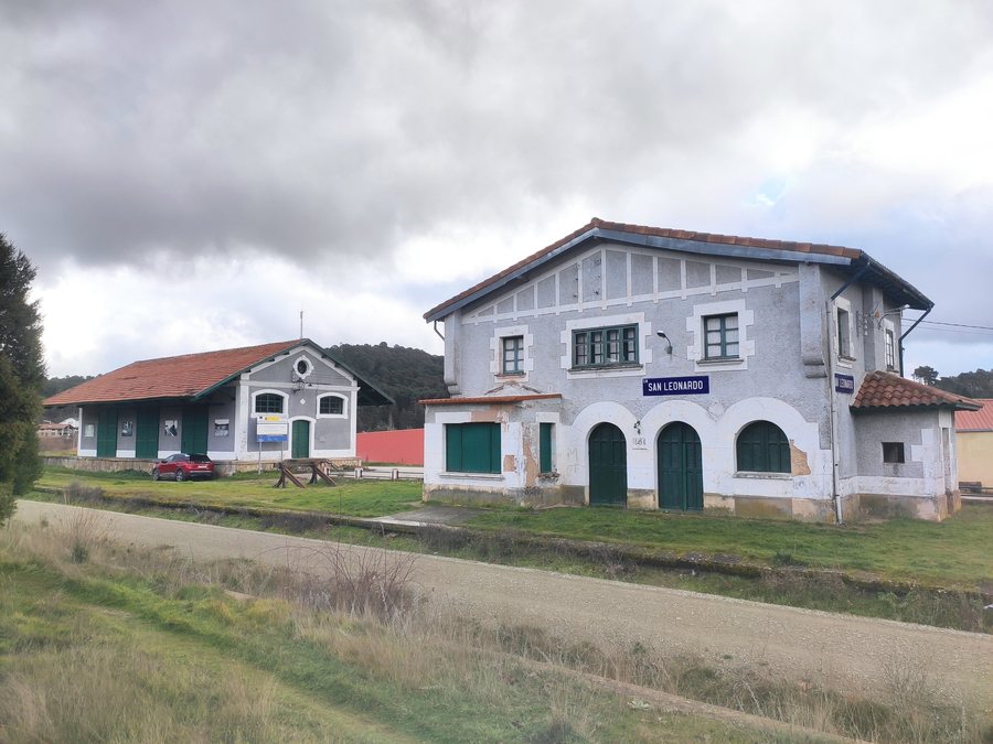 File:Antiga estación de San Leonardo de Yagüe (Soria) 01.jpg
