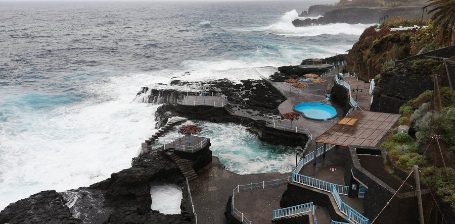 File:Oleaje en el Charco Azul.jpg