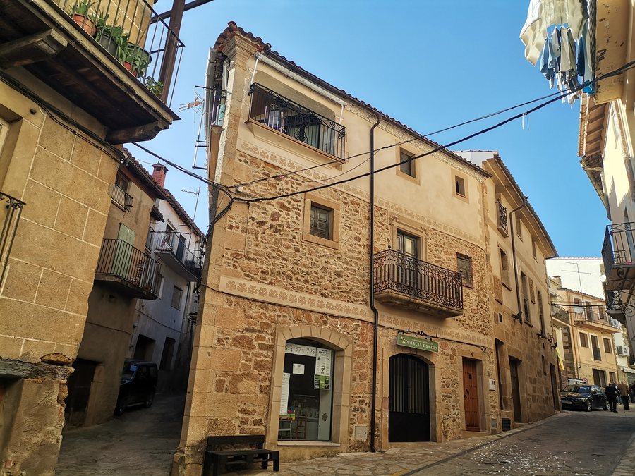 File:20250426 183957 Torre de Don Miguel, calle.jpg