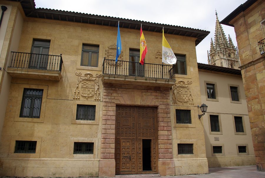 File:Oviedo 14 corrada obispo by-dpc.jpg