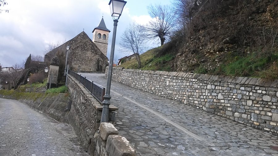 File:Aragués del Puerto , Huesca , España - panoramio.jpg