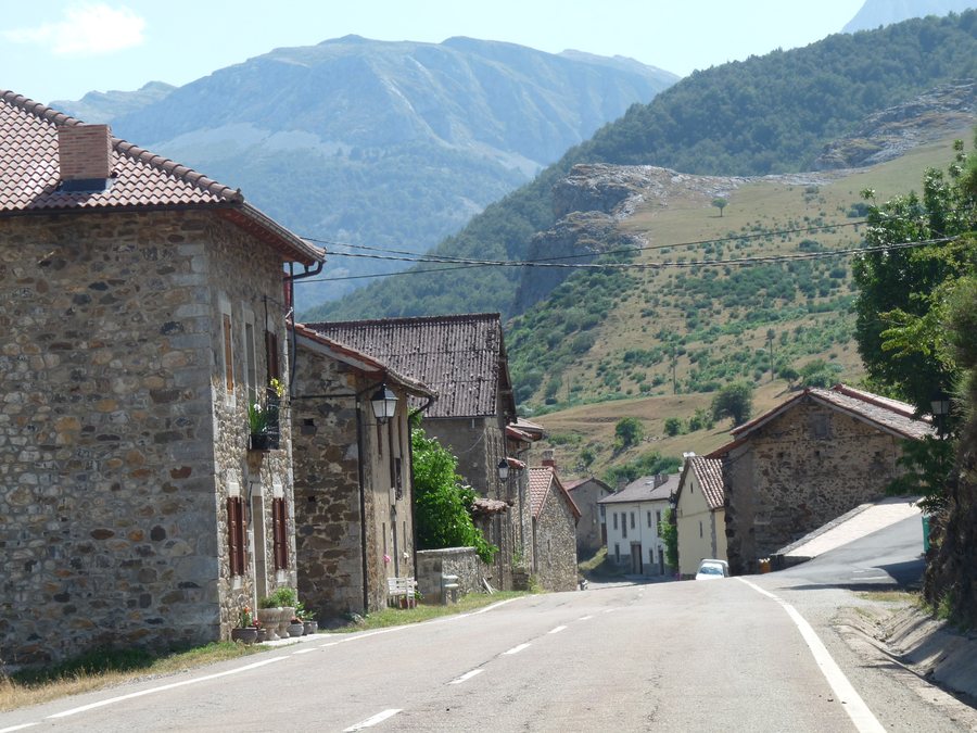 File:Calle de Vegacerneja.JPG