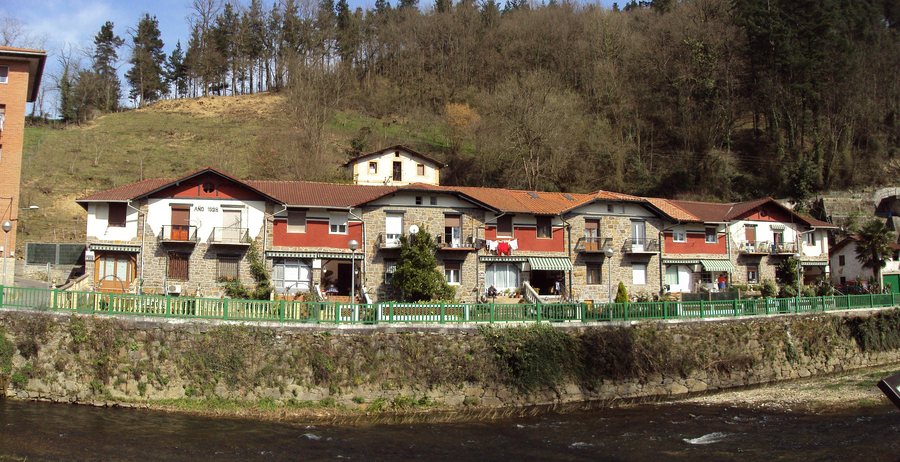 File:011 Gueñes - Casa Baratas La Unión.jpg
