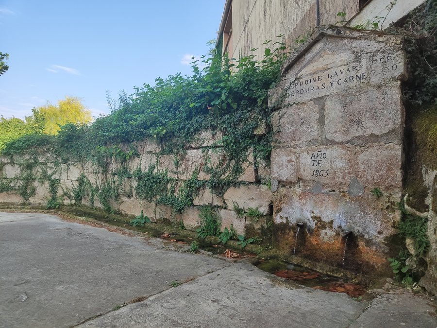 File:Alaiza. Fuente de 1865 y abrevadero.jpg