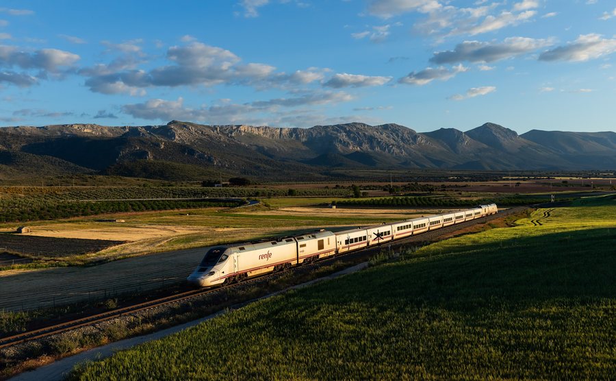 File:RENFE 730 070 Iznalloz - Moreda.jpg
