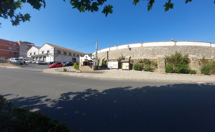 File:El Tiemblo plaza de toros.jpg