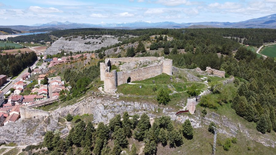 File:Conjunto del Castillo de Aguilar de Campoo, Palencia.jpg