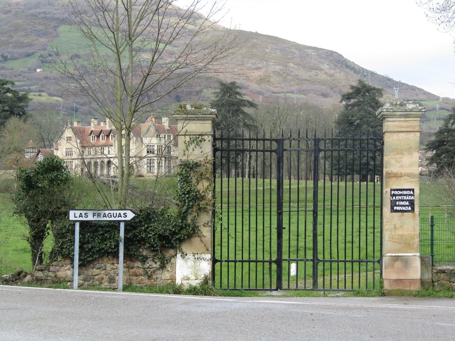 File:2018-03-24 Gateway, Hornillos Palace, Las Fraguas, Arenas de Iguña, Cantabria (1).JPG