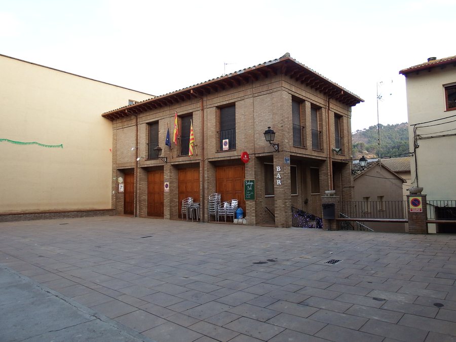 File:Ayuntamiento en Huerta de Vero 01.jpg