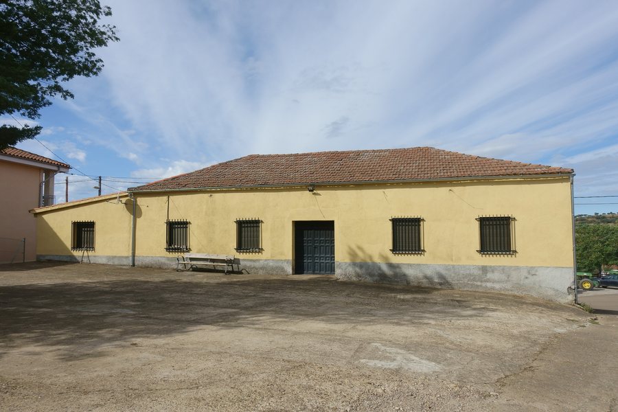 File:La Atalaya, antiguas escuelas.jpg