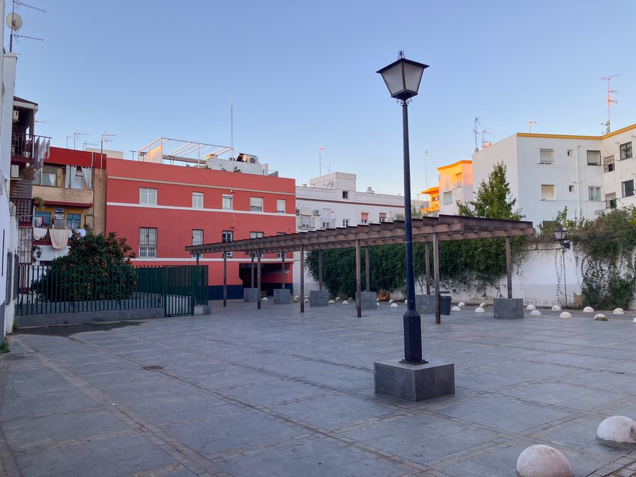 File:Adelantado Square (Seville, Spain).jpg