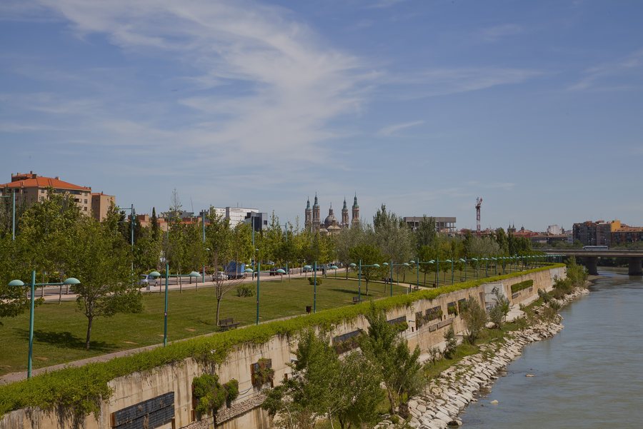 File:Vista del Pilar desde el Puente del Voluntariado, Zaragoza, España 2012-05-16, DD 01.JPG