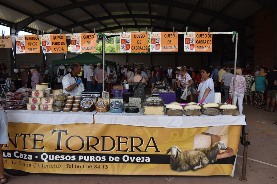 File:Fiesta de la Trashumancia de Prioro 2026 - posto de queixos 2.jpg