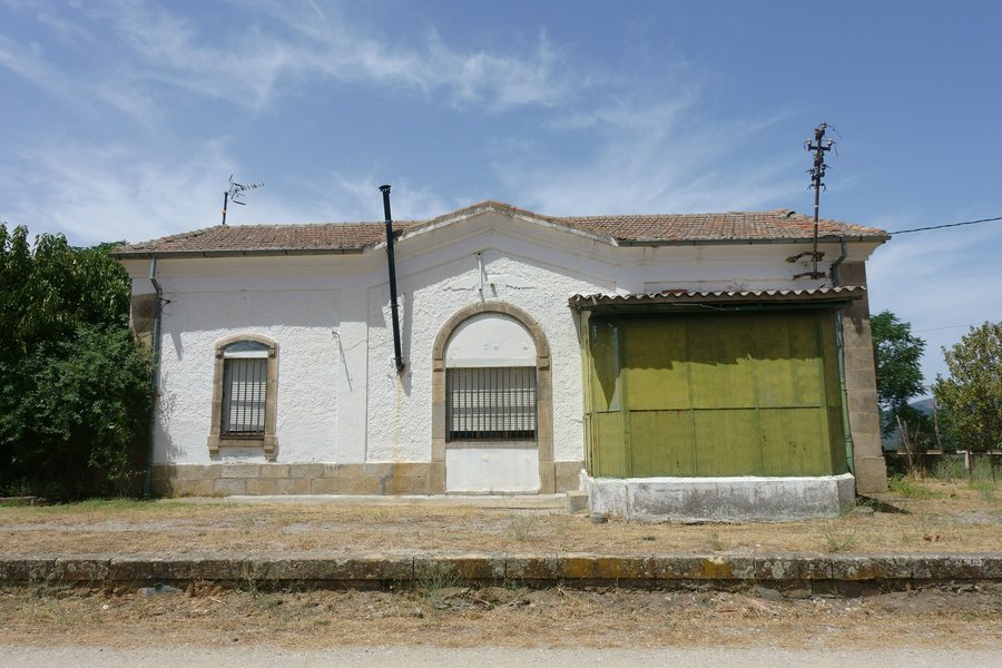 File:Estación de Aldeanueva del Camino 06.jpg