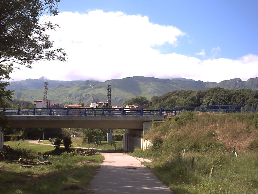 File:Ruta verde de Llanes a Pancar, con el Cuera al fondo - panoramio.jpg