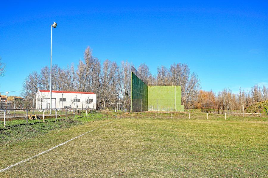 File:Frontón en Vega de Infanzones.jpg