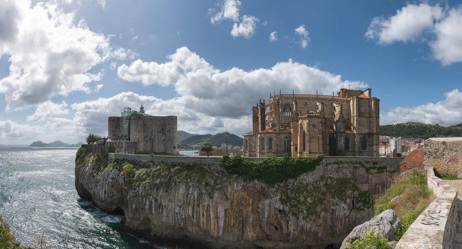 File:Castle of Santa Ana and Church of Santa María de la Asunción - Castro Urdiales, Spain - July 21, 2024.jpg