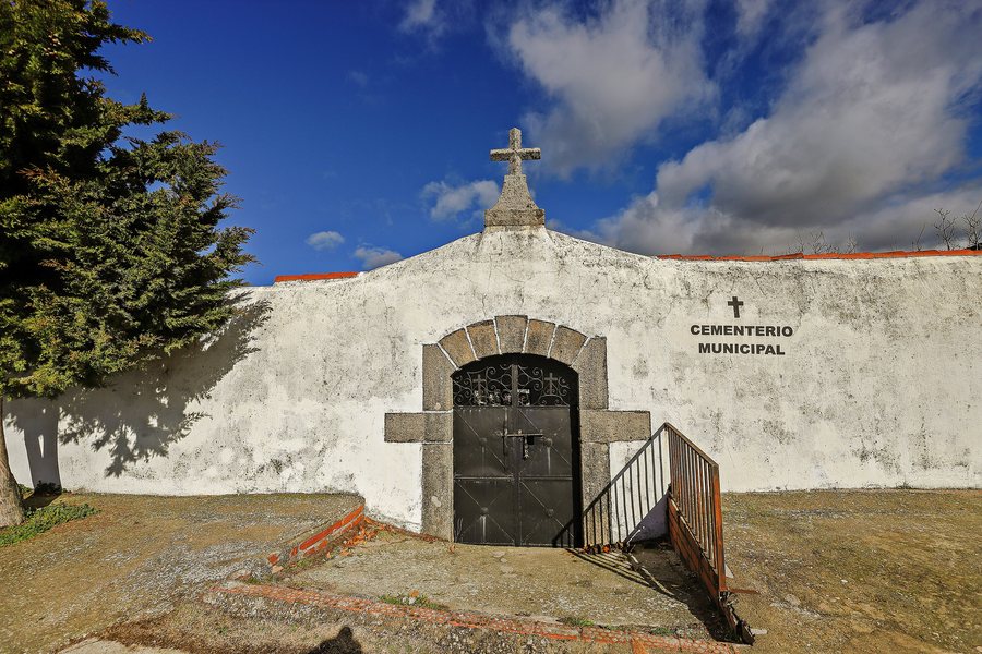 File:Cementerio de Cabezabellosa.jpg