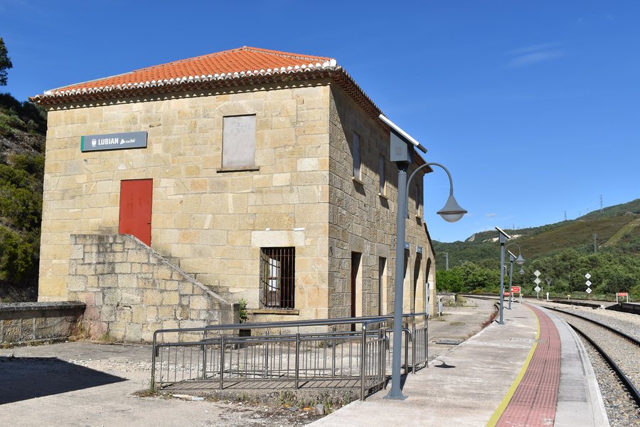 File:Estación de Lubián 01.jpg