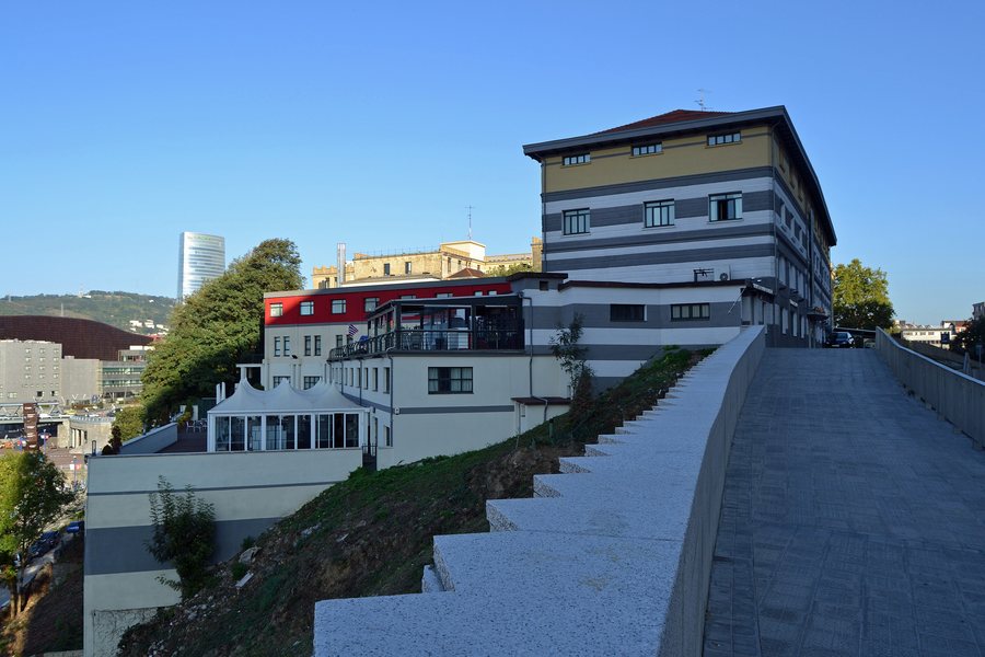 File:Hesperia Zubialde, Bilbo 01 editado-1.jpg