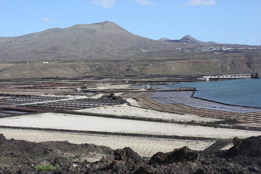 File:La Hoya (Yaiza), Salinas de Janubio, view to the Atalaya de Femés.JPG
