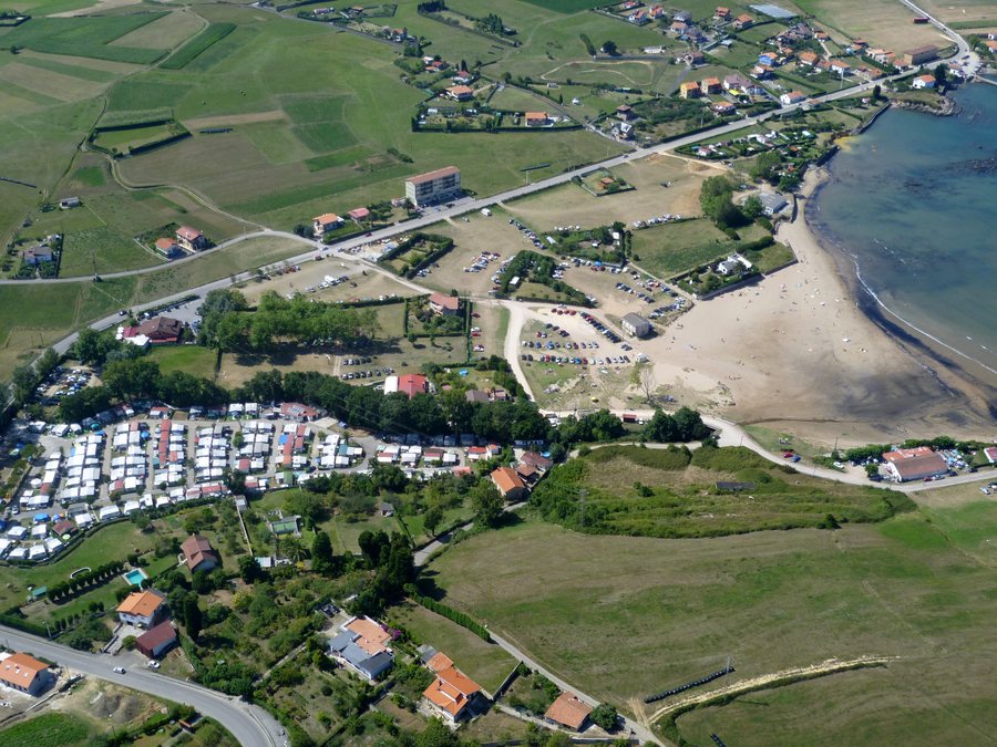 File:Camping de bañugues - panoramio.jpg