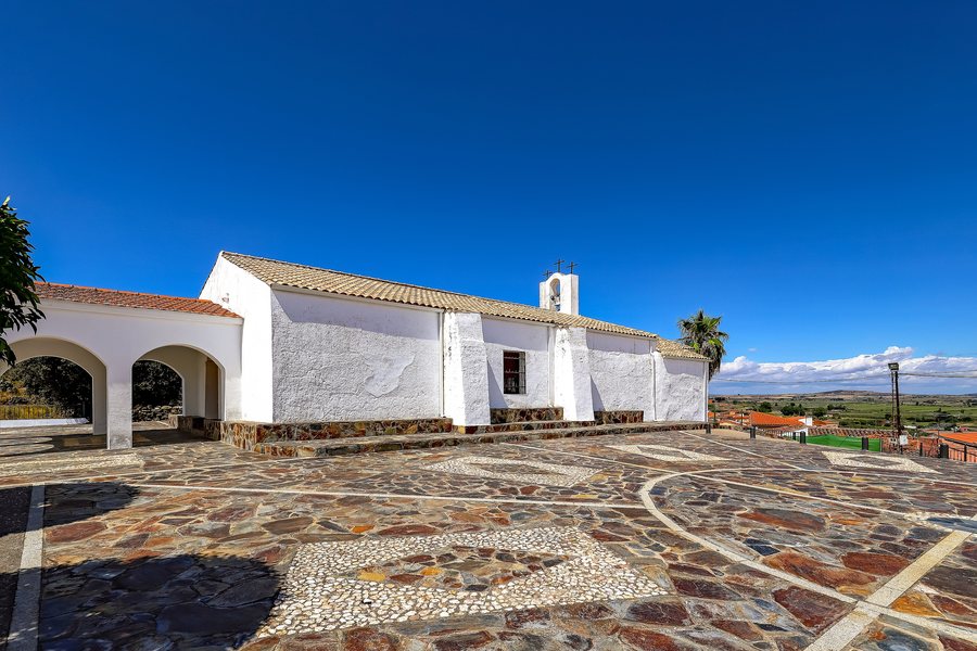 File:Ermita de San Blas y plaza en Casillas de Coria.jpg
